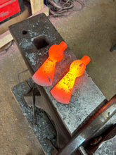 Load image into Gallery viewer, Forge a Tomahawk Axe